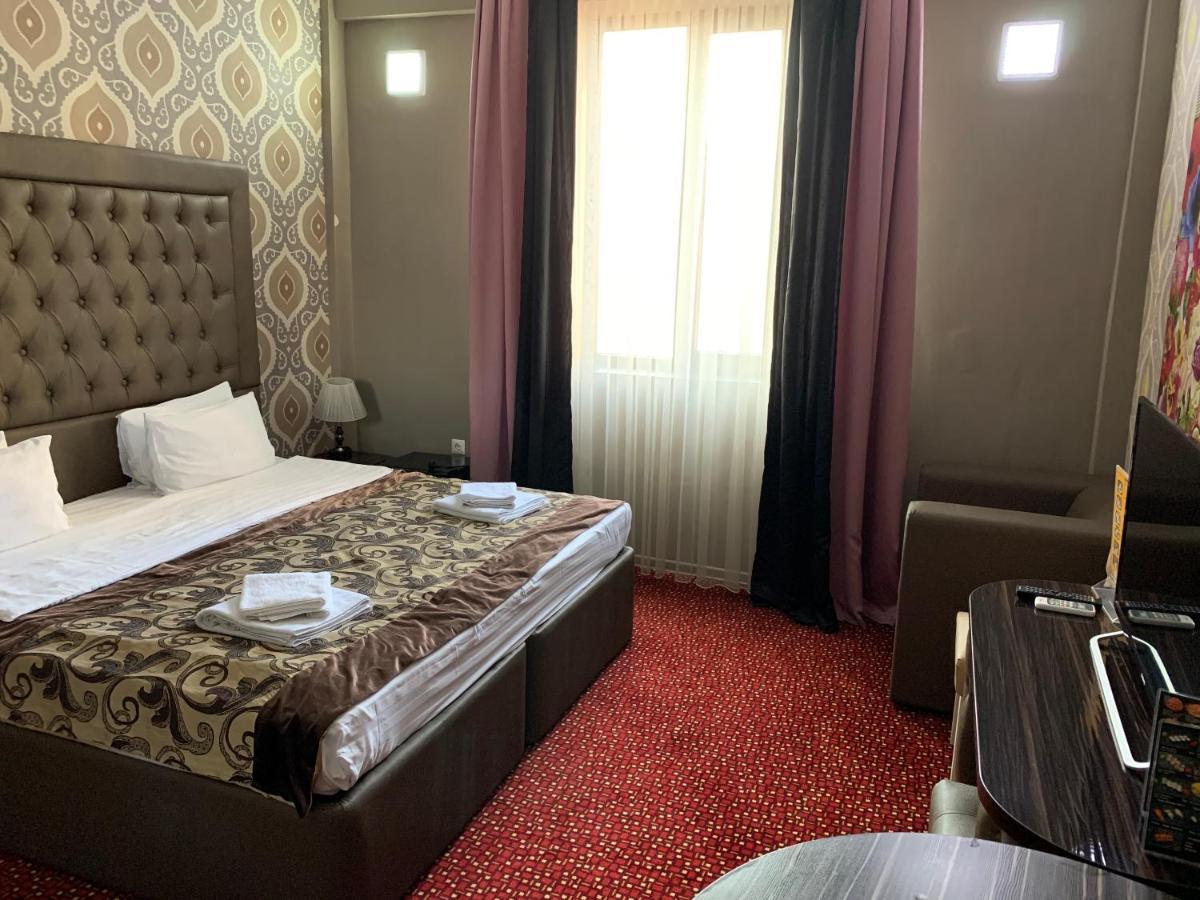 Deluxe Plaza Hotel Almaty Exterior photo