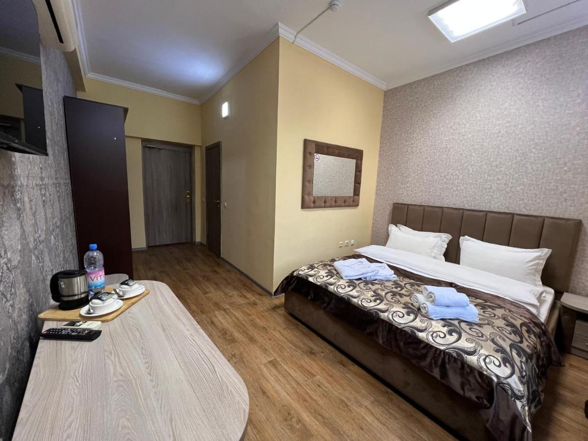 Deluxe Plaza Hotel Almaty Exterior photo