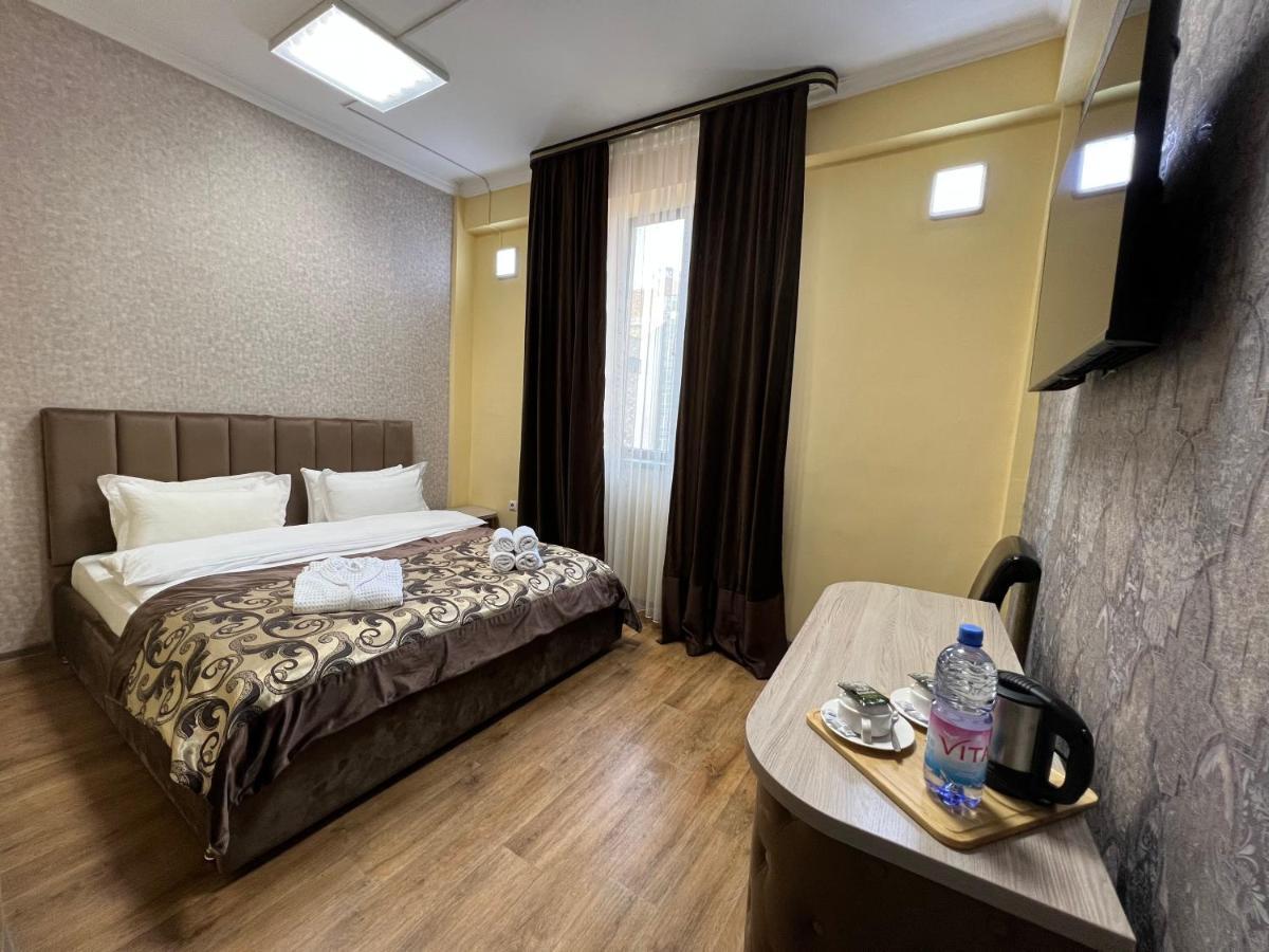 Deluxe Plaza Hotel Almaty Exterior photo