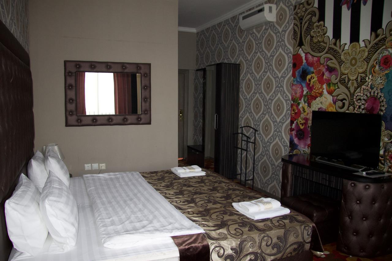 Deluxe Plaza Hotel Almaty Exterior photo