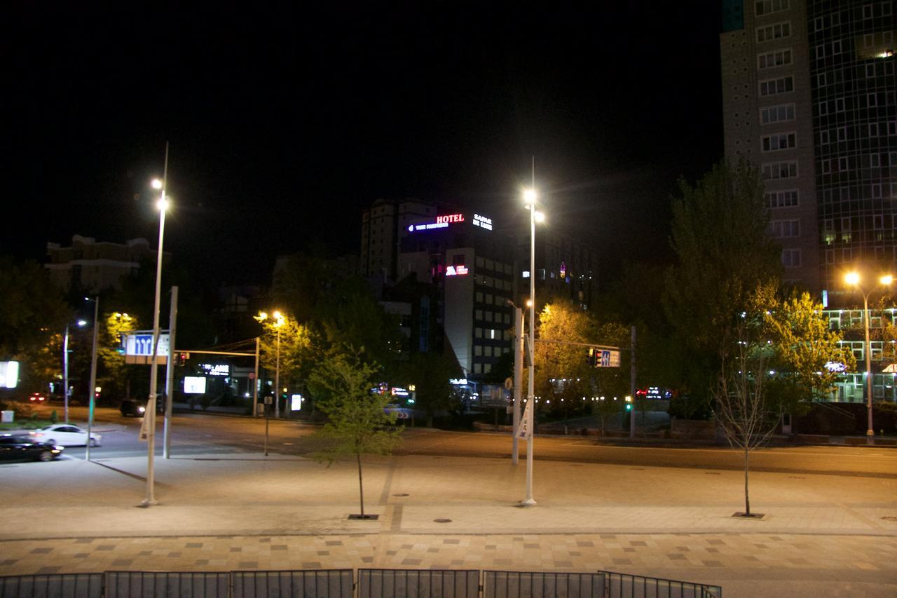 Deluxe Plaza Hotel Almaty Exterior photo